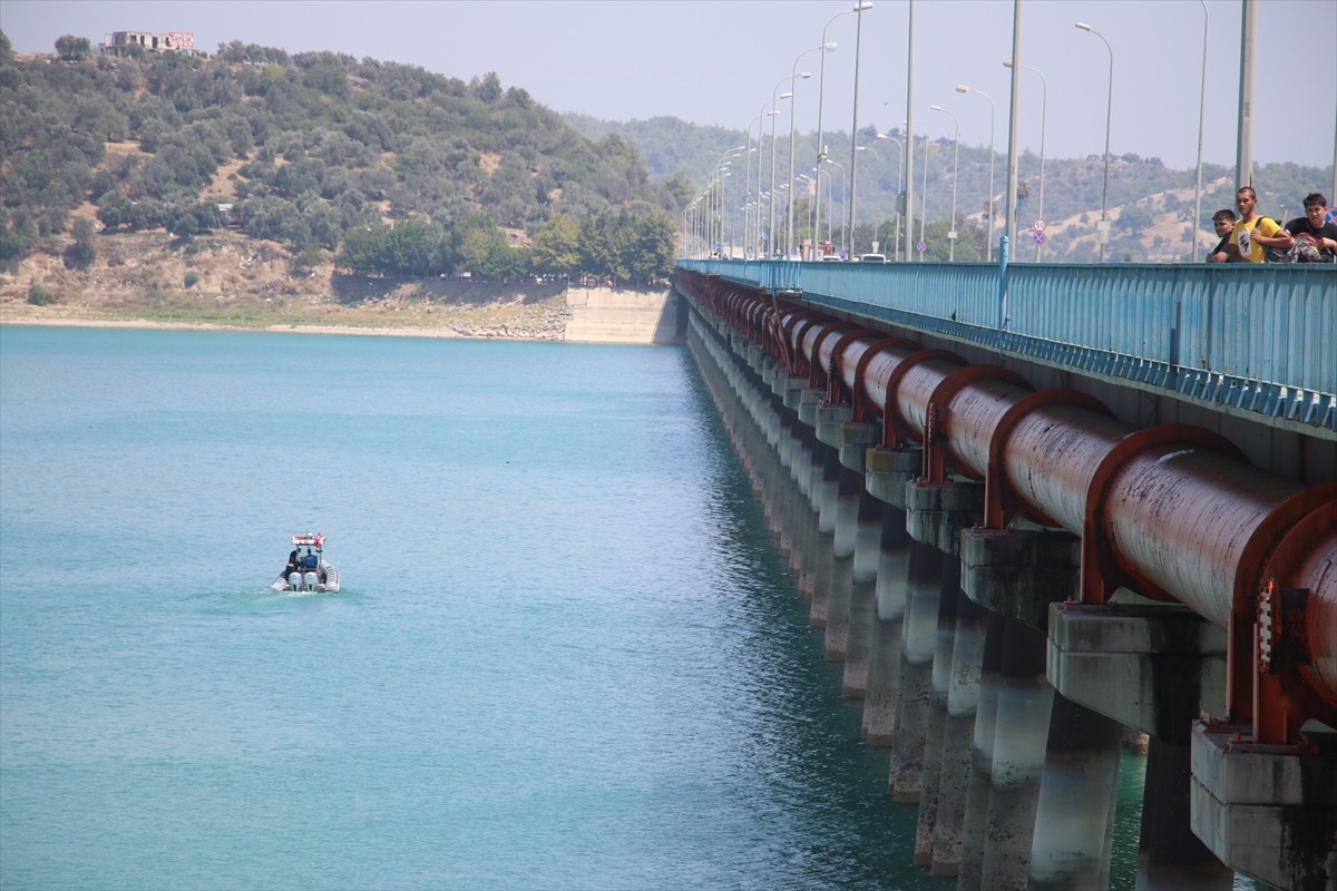 Adana'nın merkez Çukurova ilçesinde, köprüden baraj gölüne düşen otomobildeki 1 çocuğun cesedi...
