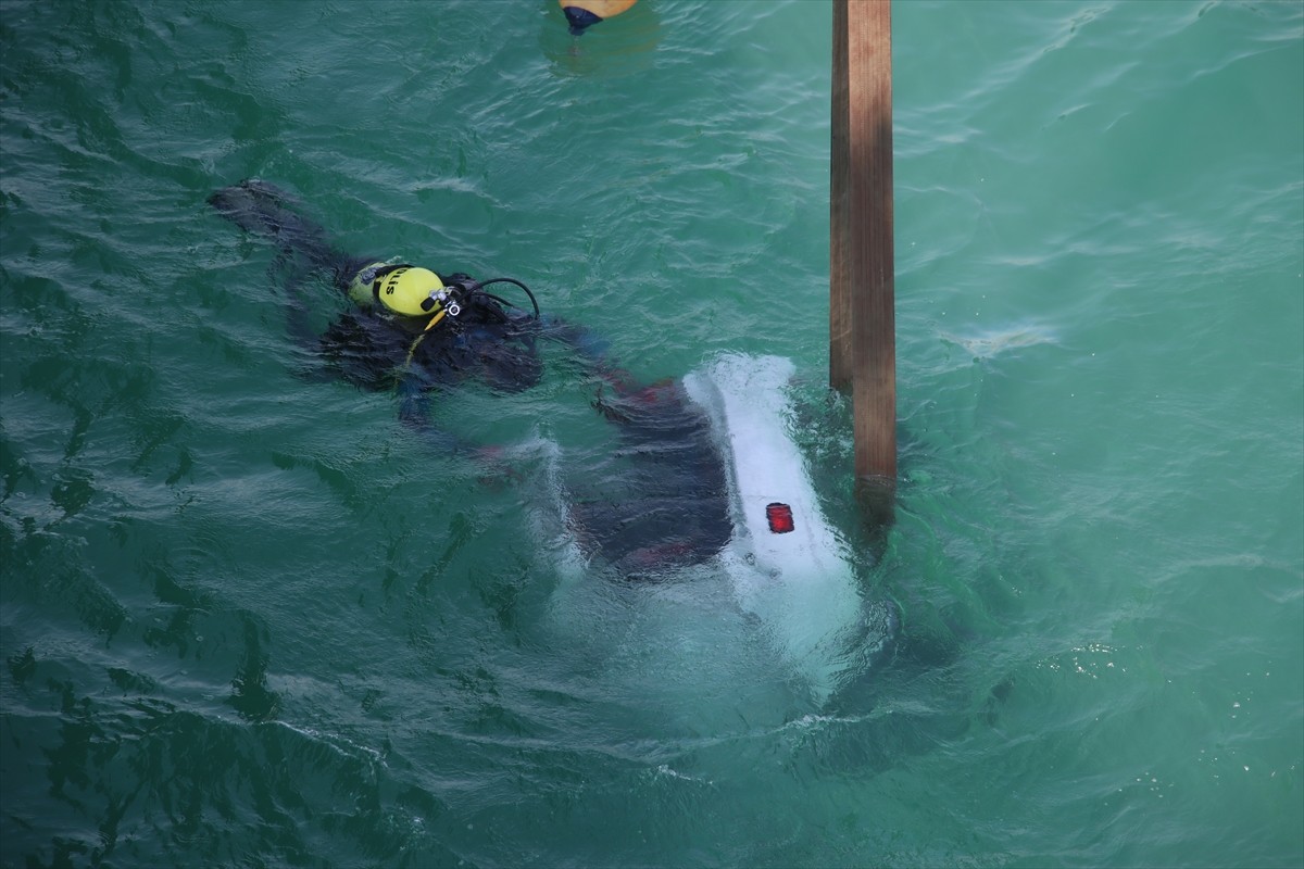 Adana'nın merkez Çukurova ilçesinde, köprüden baraj gölüne düşen otomobildeki çift ve 2 çocuğu...