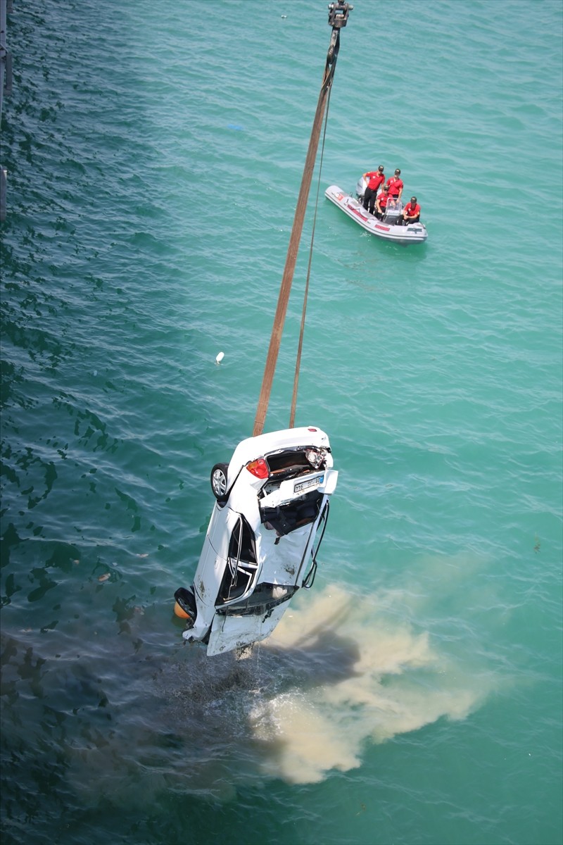 Adana'nın merkez Çukurova ilçesinde, köprüden baraj gölüne düşen otomobildeki çift ve 2 çocuğu...
