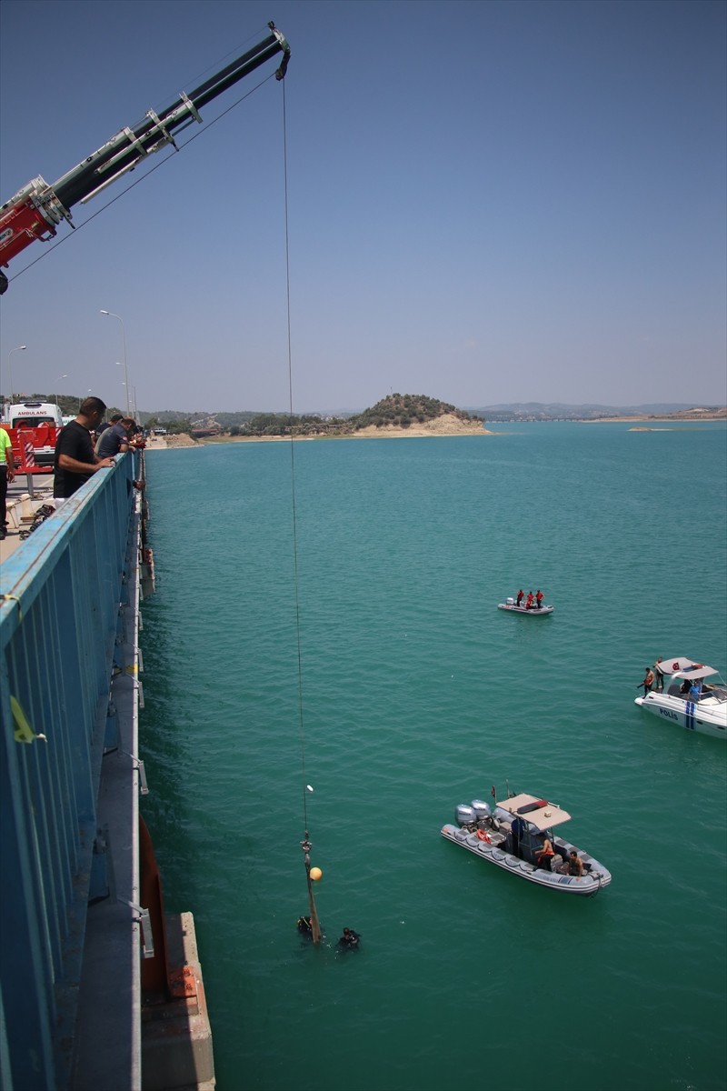 Adana'nın merkez Çukurova ilçesinde, köprüden baraj gölüne düşen otomobildeki çift ve 2 çocuğu...