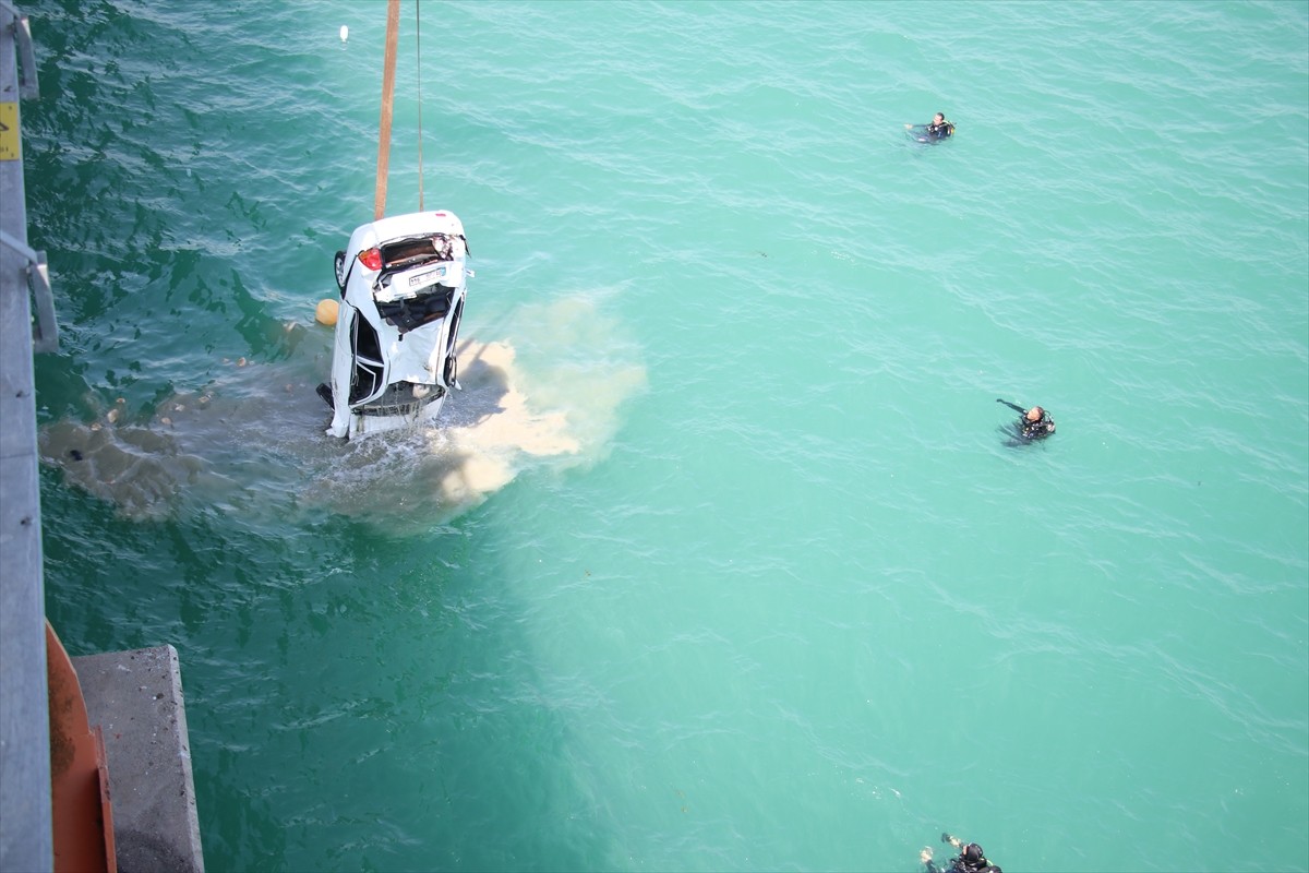 Adana'nın merkez Çukurova ilçesinde, köprüden baraj gölüne düşen otomobildeki çift ve 2 çocuğu...