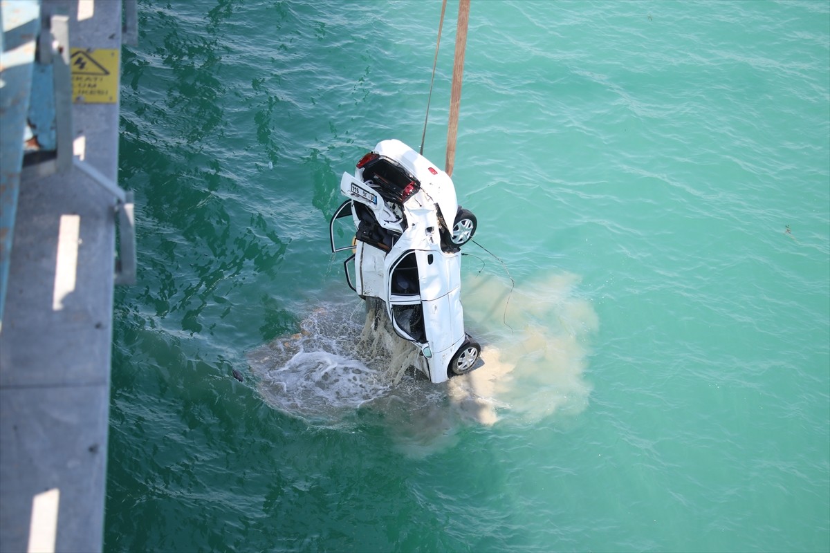Adana'nın merkez Çukurova ilçesinde, köprüden baraj gölüne düşen otomobildeki çift ve 2 çocuğu...