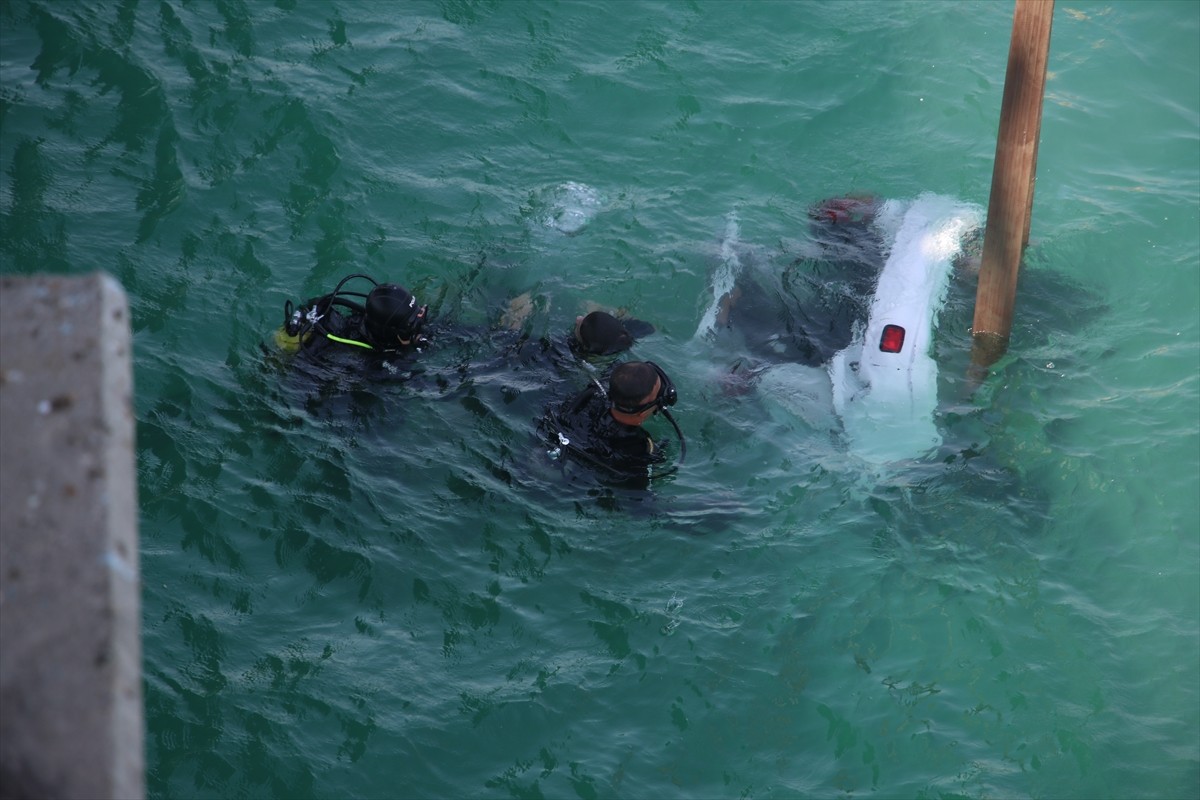 Adana'nın merkez Çukurova ilçesinde, köprüden baraj gölüne düşen otomobildeki çift ve 2 çocuğu...