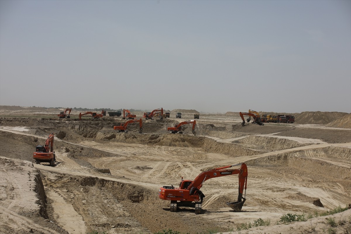 Afganistan'ın kuzeyine su getirilerek geniş çorak alanları tarım arazisine dönüştürme hedefiyle...