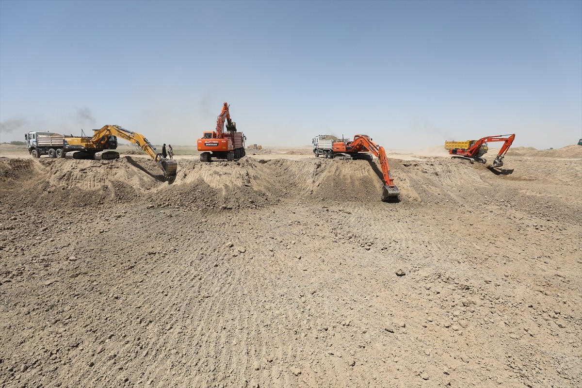 Afganistan'ın kuzeyine su getirilerek geniş çorak alanları tarım arazisine dönüştürme hedefiyle...