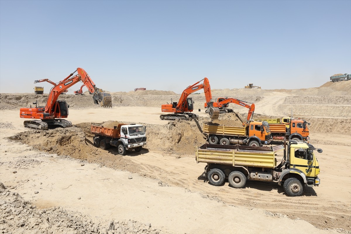 Afganistan'ın kuzeyine su getirilerek geniş çorak alanları tarım arazisine dönüştürme hedefiyle...