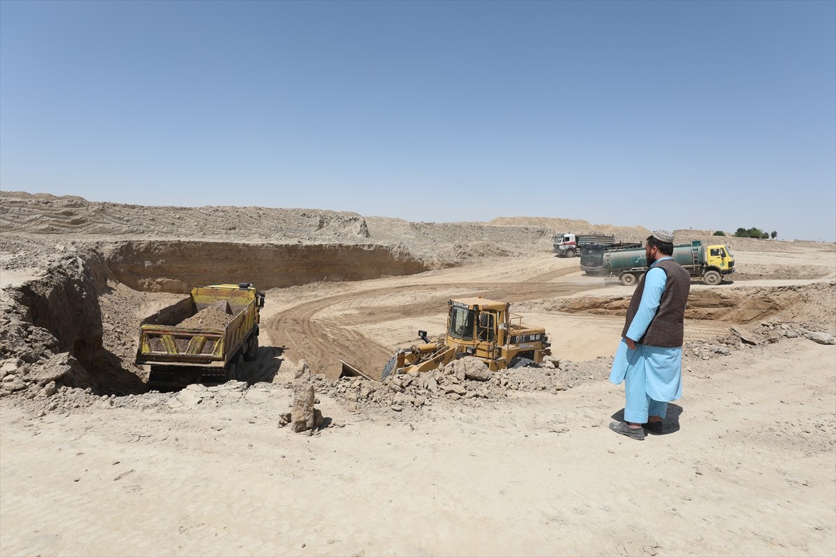 Afganistan'ın kuzeyine su getirilerek geniş çorak alanları tarım arazisine dönüştürme hedefiyle...