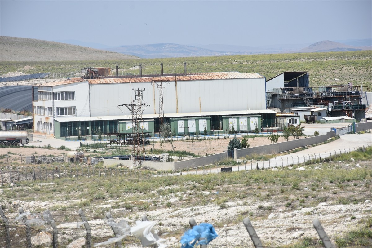 Afyonkarahisar'da bir biyogaz işletmesinde 5 işçi gazdan etkilendikleri şüphesiyle hastanede...