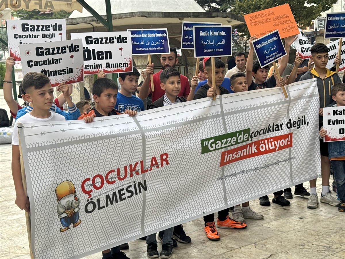 Afyonkarahisar'da bir grup çocuk, İsrail'in Gazze'ye yönelik saldırılarına tepki gösterdi....