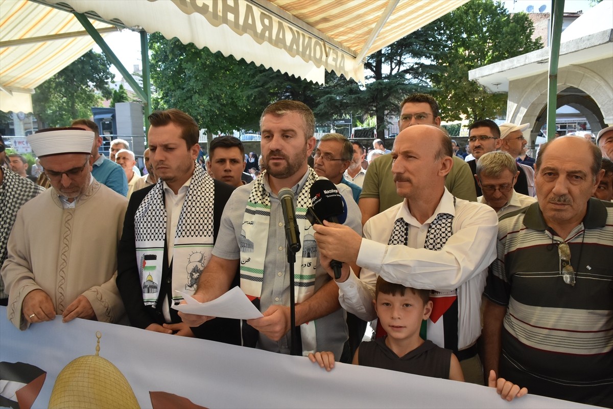 Afyonkarahisar'da da Sivil Toplum Kuruluşları Platformu üyeleri, İran'ın başkenti Tahran'da...