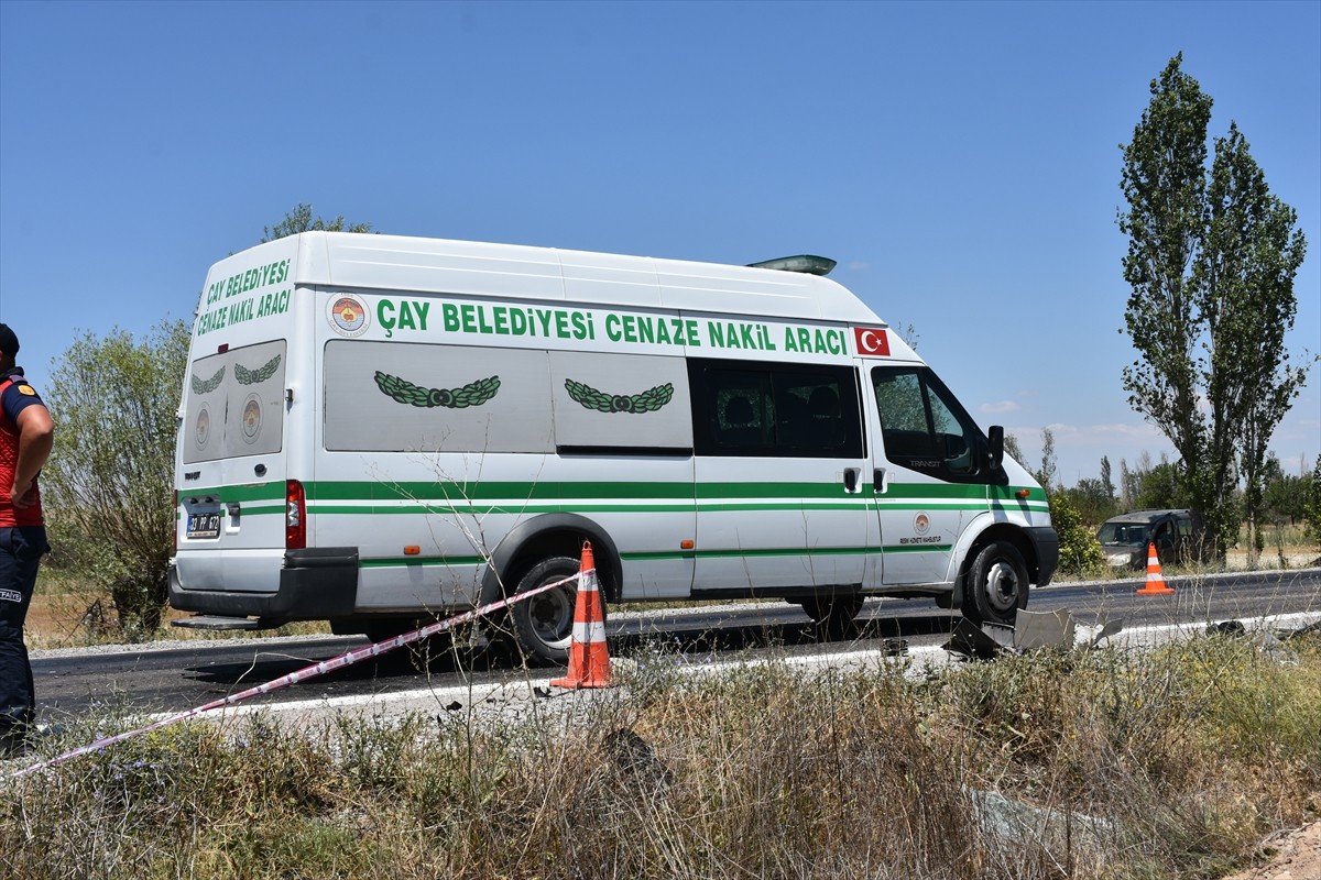 Afyonkarahisar'ın Çay ilçesinde tırla çarpışan otomobildeki çift ile çocukları hayatını kaybetti...