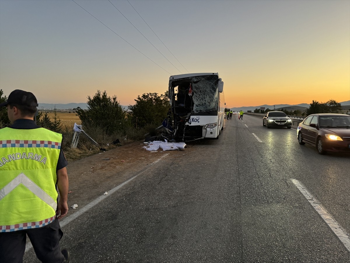  Afyonkarahisar'ın Sandıklı ilçesinde yolcu otobüsü ile yem yüklü kamyonun çarpışması sonucu 1...