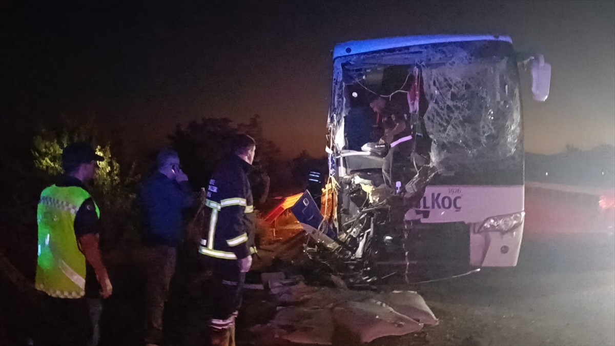 Afyonkarahisar'ın Sandıklı ilçesinde yolcu otobüsü ile yem yüklü kamyonun çarpışması sonucu 1 kişi...