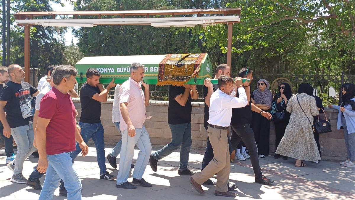 Afyonkarahisar'ın Sandıklı ilçesinde yolcu otobüsü ile yem yüklü kamyonun çarpışması sonucu...