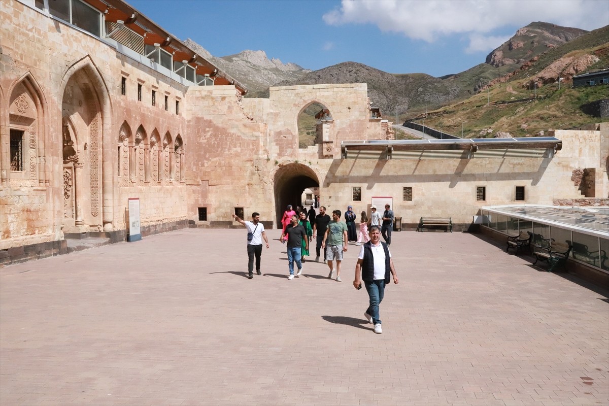 Ağrı'nın Doğubayazıt ilçesinde Osmanlı'nın Anadolu'daki en seçkin eserleri arasında yer alan...