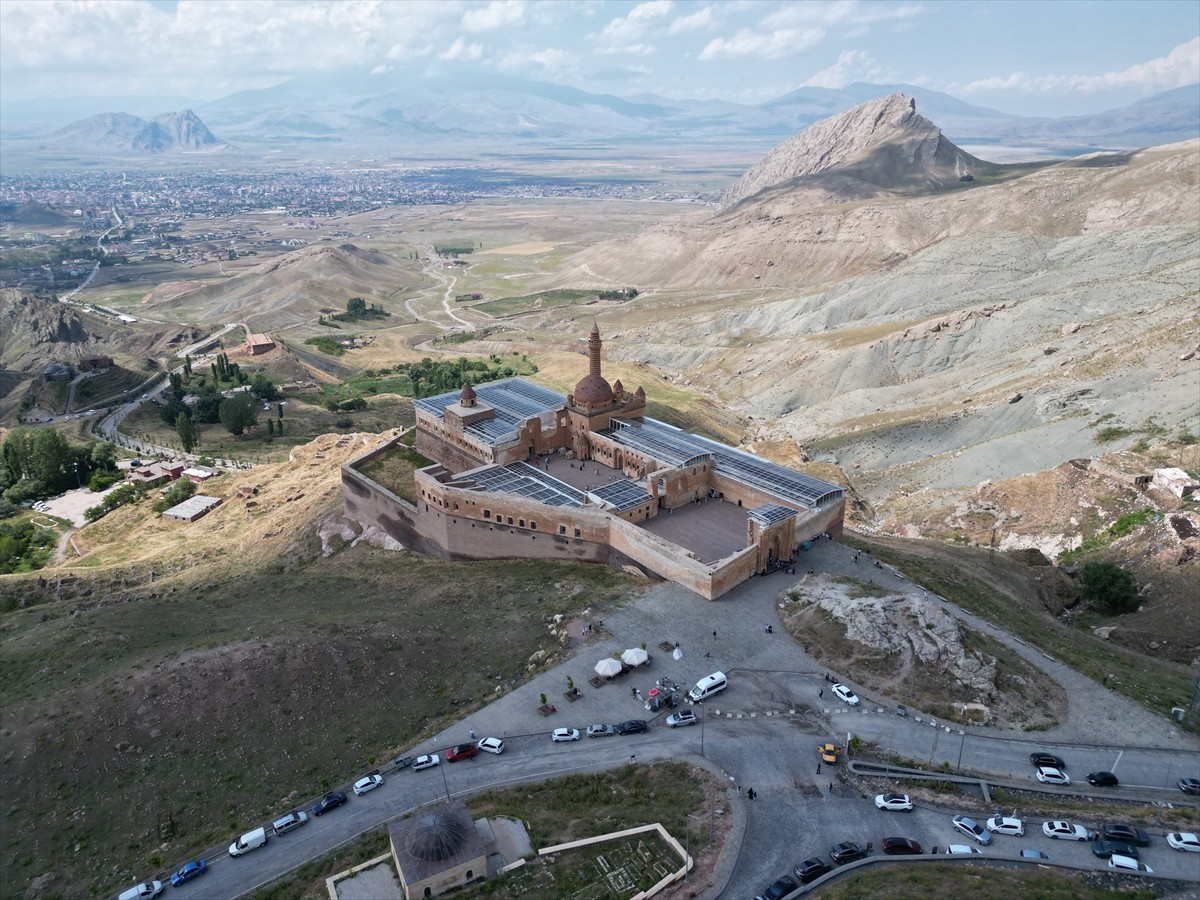 Ağrı'nın Doğubayazıt ilçesinde Osmanlı'nın Anadolu'daki en seçkin eserleri arasında yer alan...