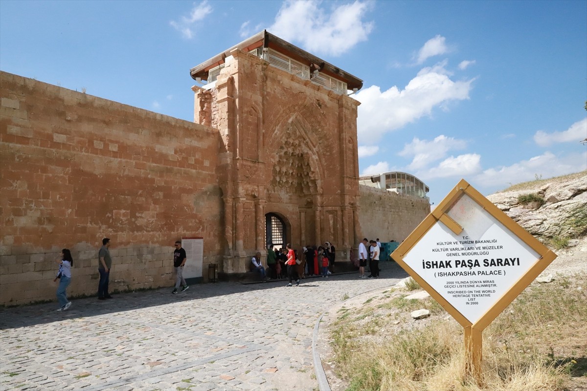 Ağrı'nın Doğubayazıt ilçesinde Osmanlı'nın Anadolu'daki en seçkin eserleri arasında yer alan...