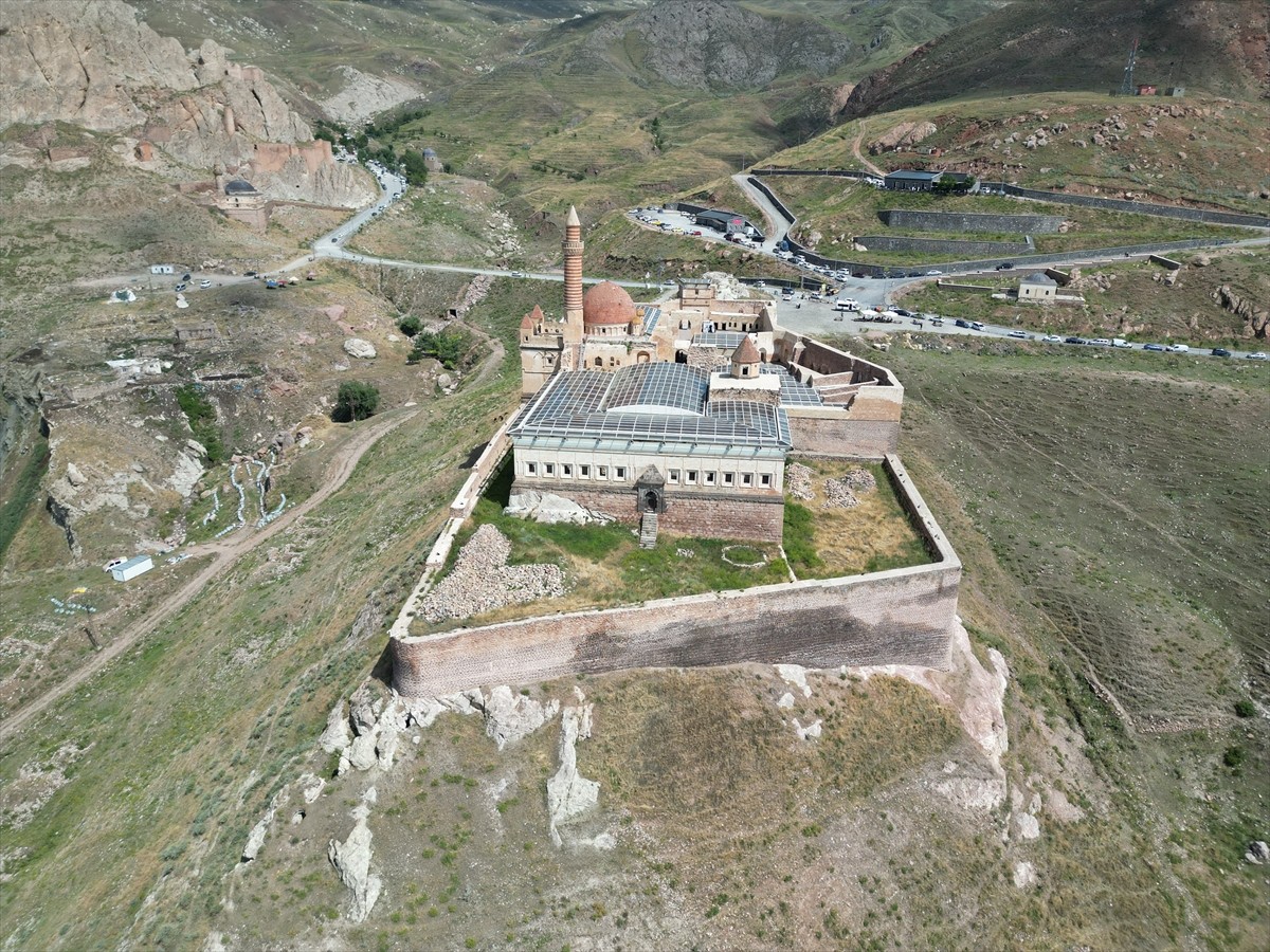 Ağrı'nın Doğubayazıt ilçesinde Osmanlı'nın Anadolu'daki en seçkin eserleri arasında yer alan...