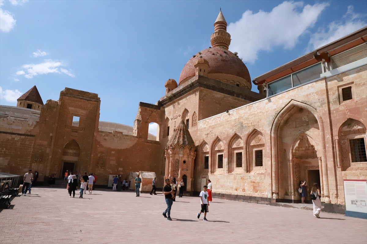 Ağrı'nın Doğubayazıt ilçesinde Osmanlı'nın Anadolu'daki en seçkin eserleri arasında yer alan...