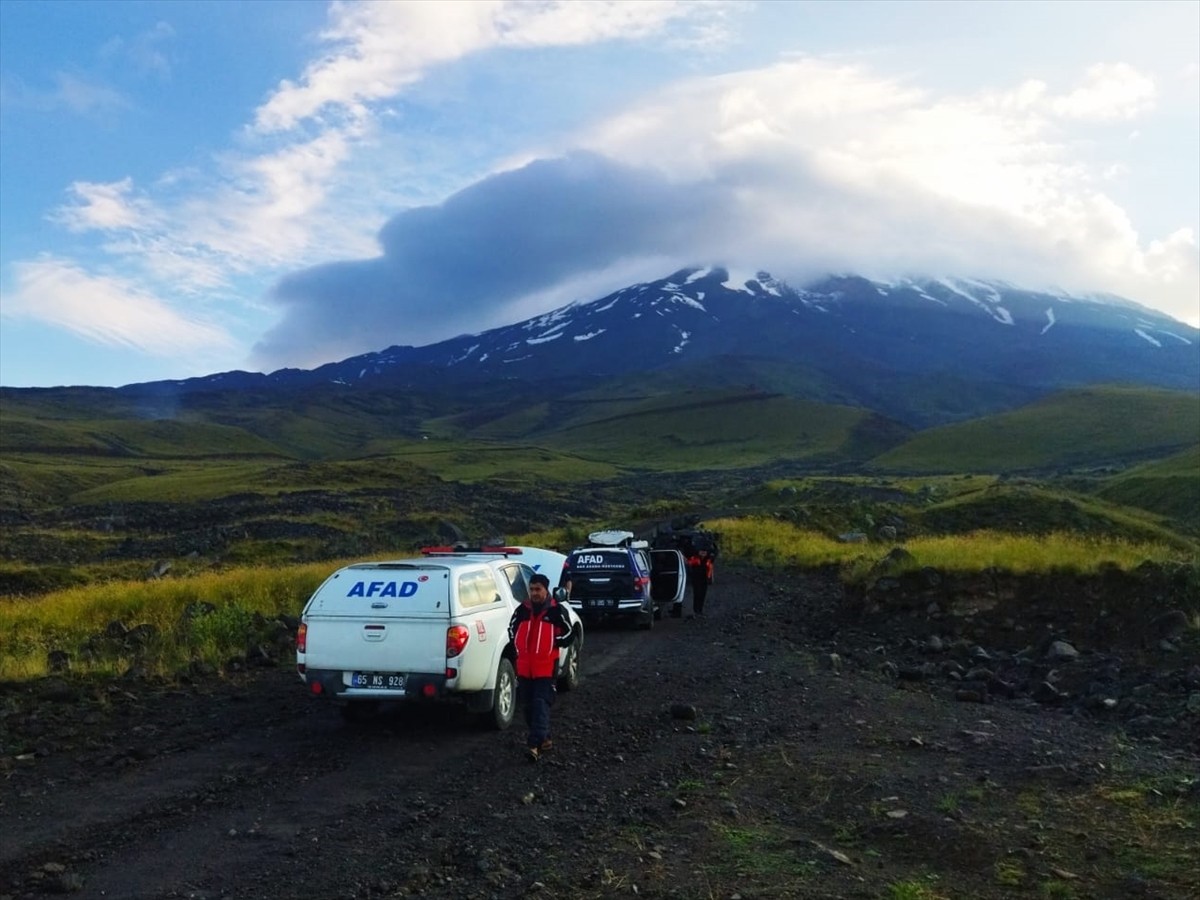 Ağrı Dağı'na tırmanış yaparken zirveye yakın noktada 5 bin 50 rakımda tipide kaybolan 2 kişinin...
