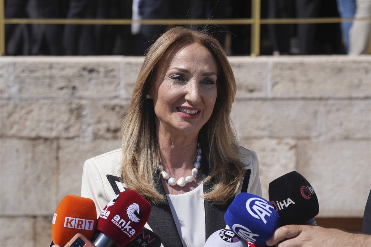 Aile ve Sosyal Hizmetler Bakanı Mahinur Özdemir Göktaş, CHP Genel Başkan Yardımcısı ve Kadın...