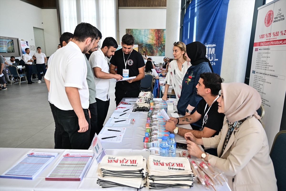 AK Parti İstanbul İl Gençlik Kolları Başkanlığınca üniversite tercihi yapacak öğrencilere meslek...