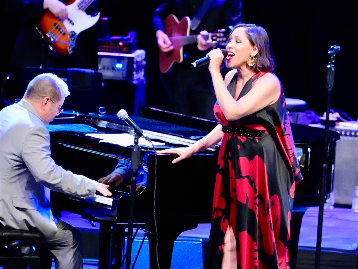 Albümlerinde Türkçe dahil 25 dilde şarkılara yer veren ABD'li müzik grubu Pink Martini, Harbiye...