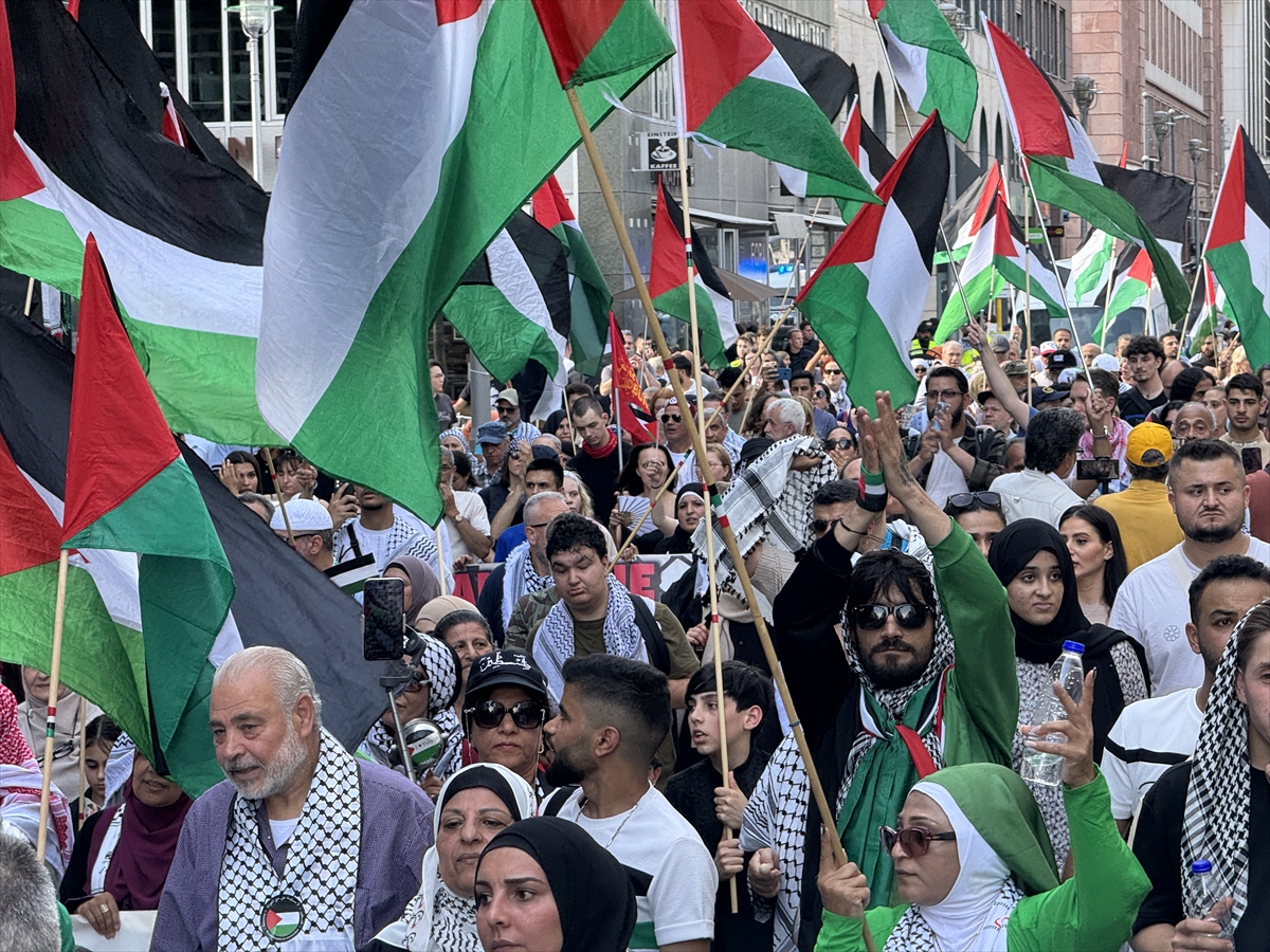 Almanya'nın başkenti Berlin'de düzenlenen Filistin'e destek yürüyüşünde, polis göstericilere sert...