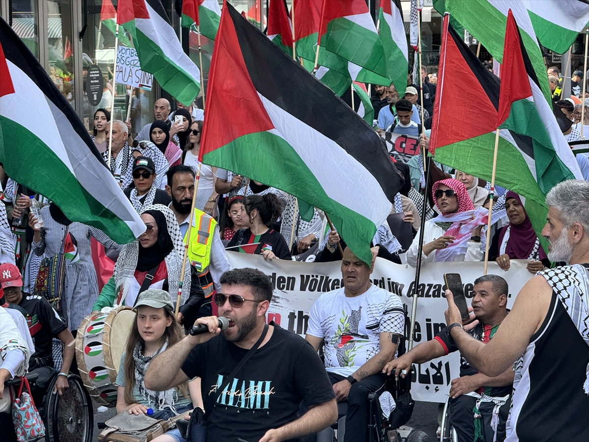 Almanya'nın başkenti Berlin'de düzenlenen Filistin'e destek yürüyüşünde, polis göstericilere sert...