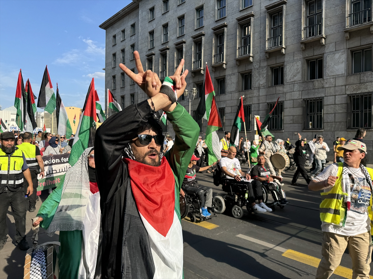Almanya'nın başkenti Berlin'de düzenlenen Filistin'e destek yürüyüşünde, polis göstericilere sert...