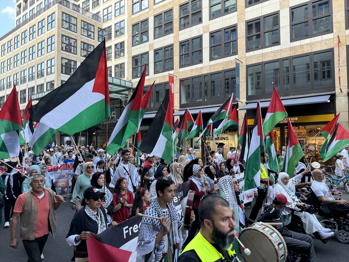 Almanya'nın başkenti Berlin'de düzenlenen Filistin'e destek yürüyüşünde, polis göstericilere sert...