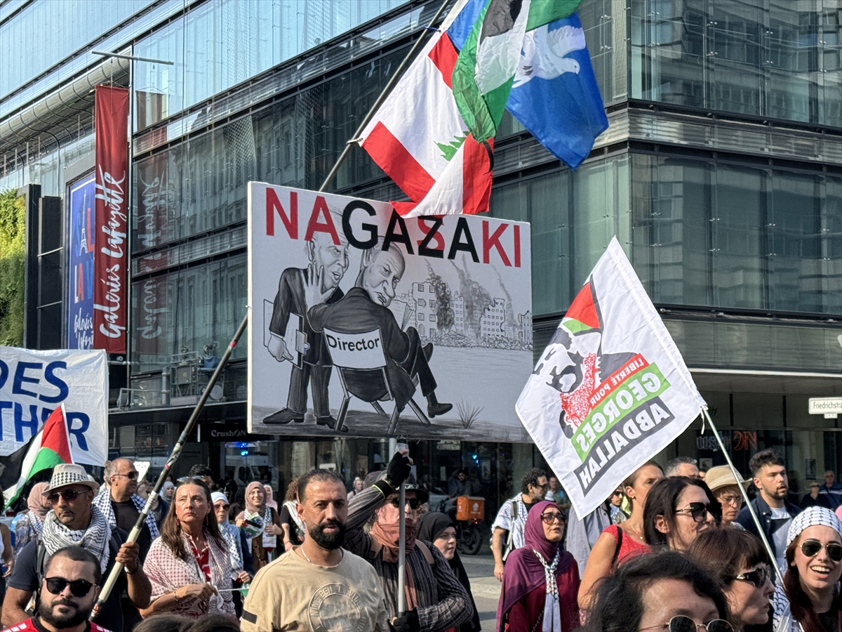 Almanya'nın başkenti Berlin'de düzenlenen Filistin'e destek yürüyüşünde, polis göstericilere sert...