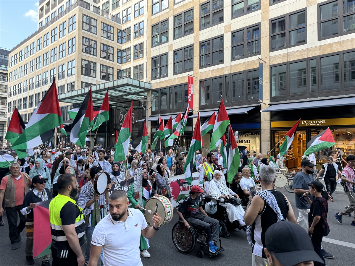 Almanya'nın başkenti Berlin'de düzenlenen Filistin'e destek yürüyüşünde, polis göstericilere sert...