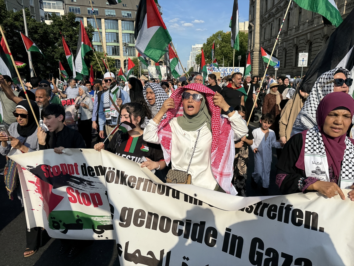 Almanya'nın başkenti Berlin'de düzenlenen Filistin'e destek yürüyüşünde, polis göstericilere sert...