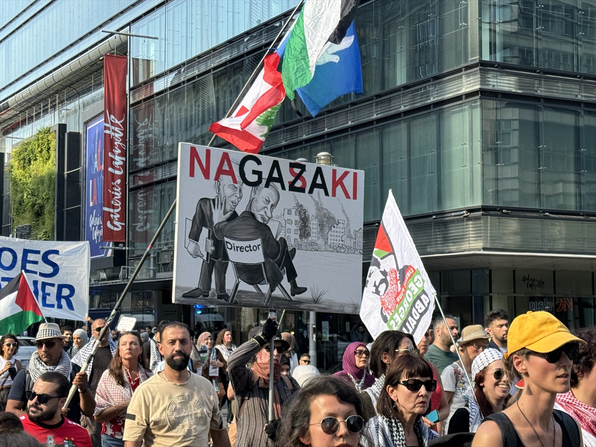 Almanya'nın başkenti Berlin'de düzenlenen Filistin'e destek yürüyüşünde, polis göstericilere sert...