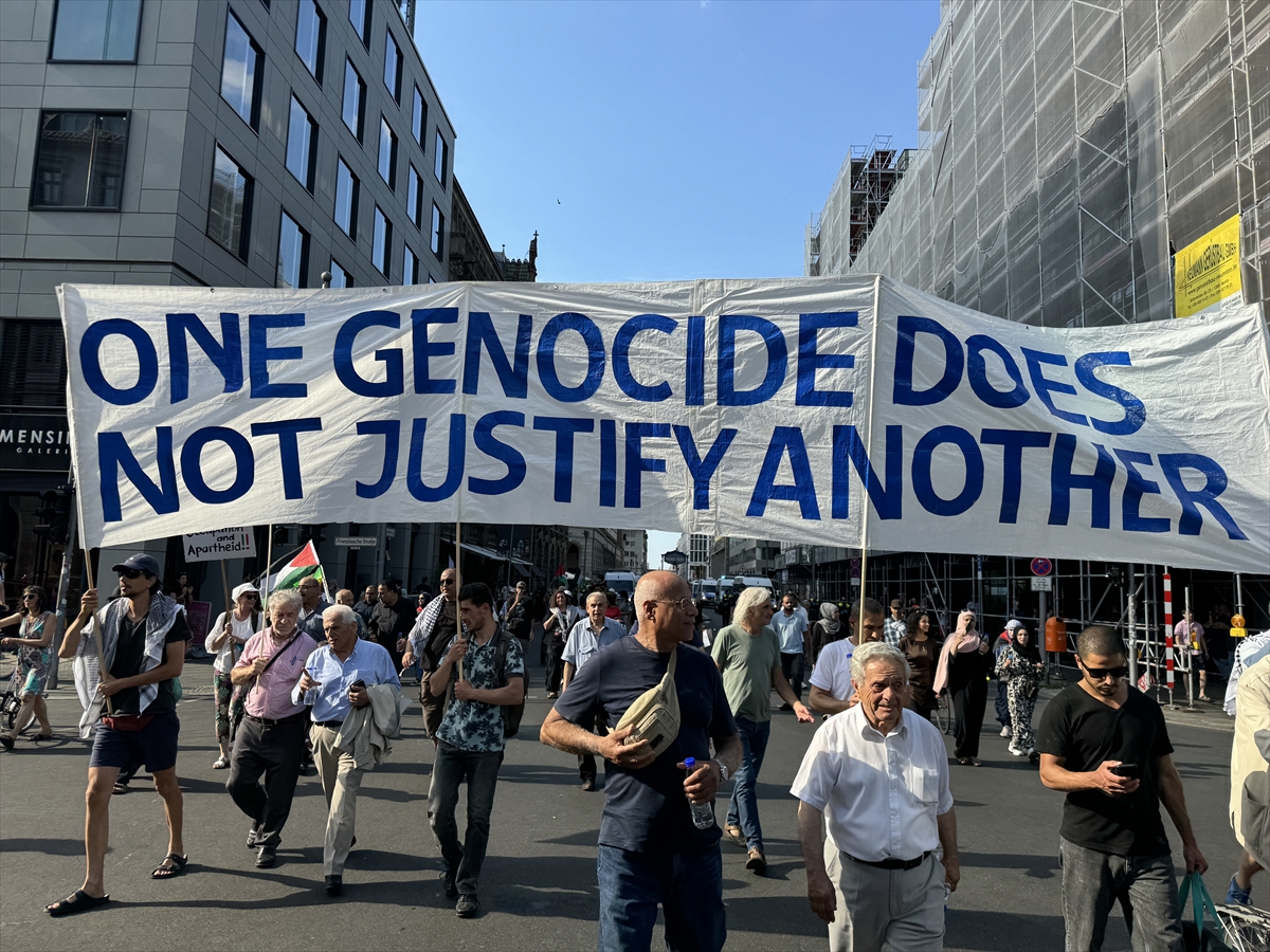 Almanya'nın başkenti Berlin'de düzenlenen Filistin'e destek yürüyüşünde, polis göstericilere sert...