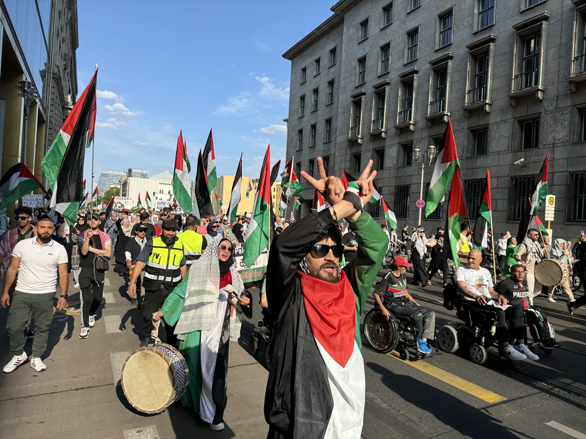 Almanya'nın başkenti Berlin'de düzenlenen Filistin'e destek yürüyüşünde, polis göstericilere sert...