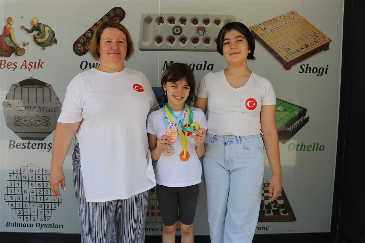 Amasya'da 6 yaşında annesinin yönlendirmesiyle zeka oyunlarına başlayan 9 yaşındaki Mihrimah...