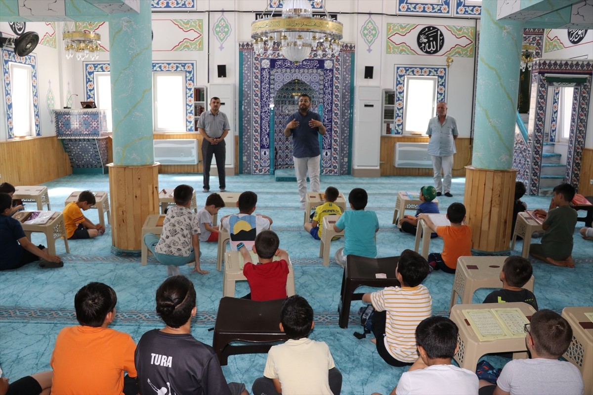 Amasya'da bir camide görevli imam, Kur'an kursuna katılan minik öğrencileriyle eğlenceli vakit...