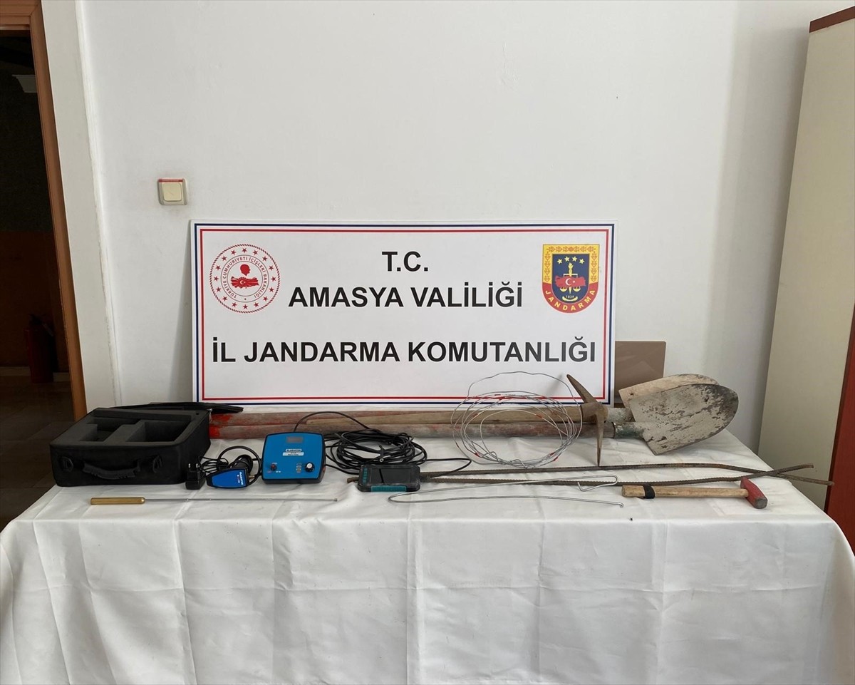 Amasya'da düzenlenen operasyonda kaçak kazı yapan 11 kişi suçüstü yakalandı. Ekipler, kazı...