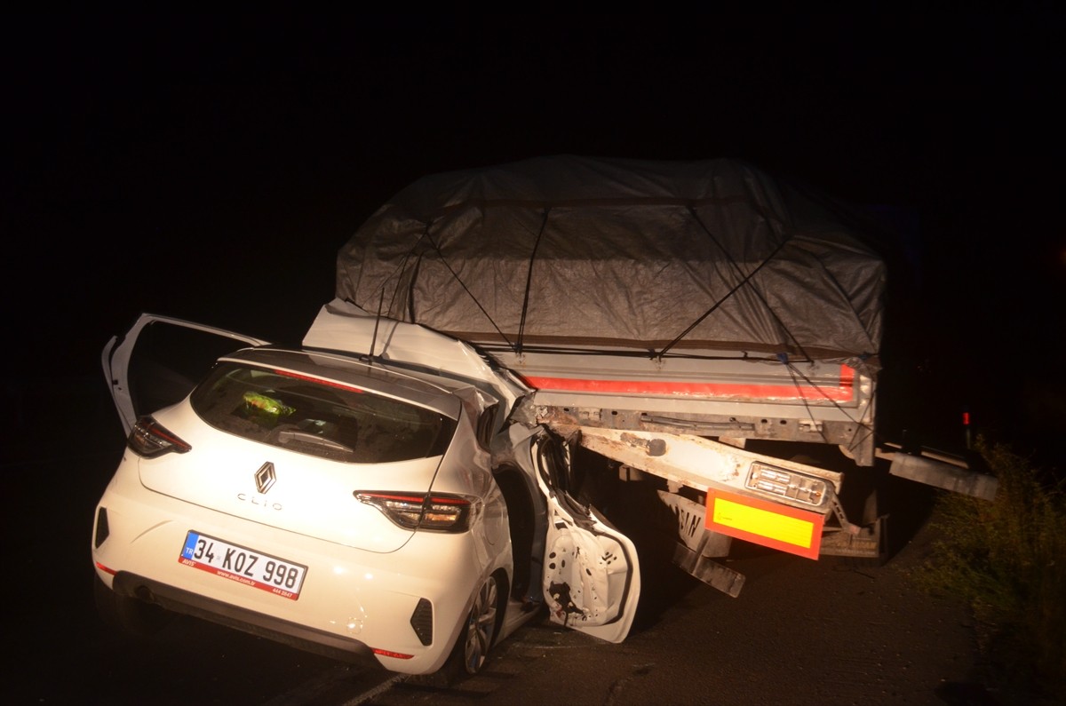 Amasya'nın Merzifon ilçesinde tıra çarpan otomobildeki 5 kişi yaralandı.