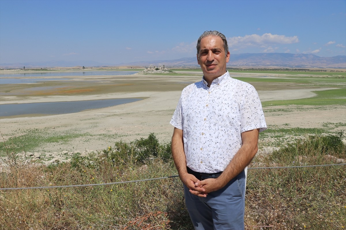Amasya'nın Suluova ilçesindeki Yedikır Baraj Gölü'nde, su seviyesi düşünce eski Amasya Merzifon...