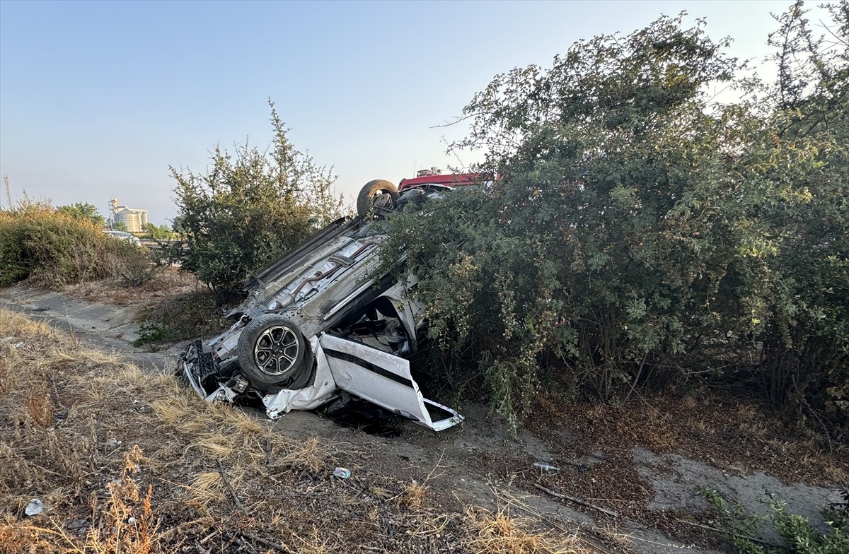 Anadolu Otoyolu'nun Düzce kesiminde hafif ticari aracın refüje çarptıktan sonra devrilmesi sonucu...