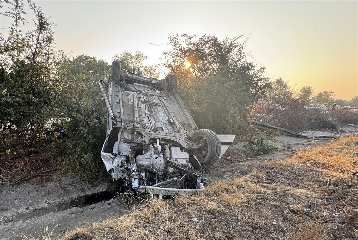 Anadolu Otoyolu'nun Düzce kesiminde hafif ticari aracın refüje çarptıktan sonra devrilmesi sonucu...