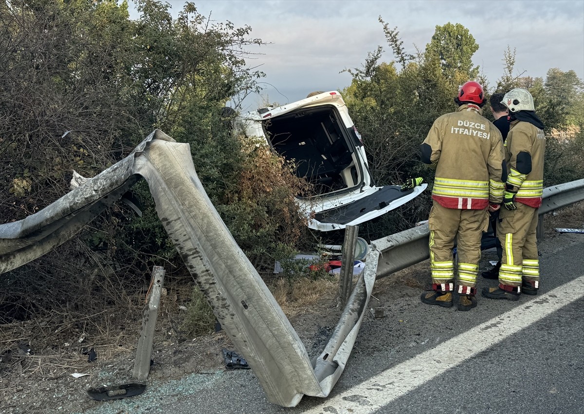 Anadolu Otoyolu'nun Düzce kesiminde hafif ticari aracın refüje çarptıktan sonra devrilmesi sonucu...