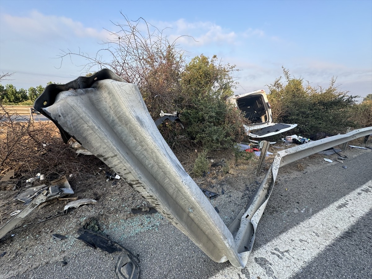 Anadolu Otoyolu'nun Düzce kesiminde hafif ticari aracın refüje çarptıktan sonra devrilmesi sonucu...