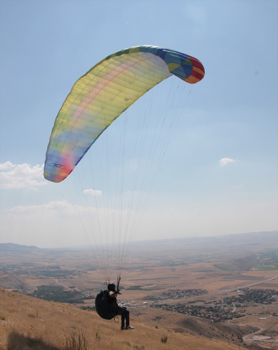 Ankara'nın Ayaş ilçesi, uygun koşulları sayesinde yamaç paraşütü tutkunlarını ağırlıyor. İlçedeki...