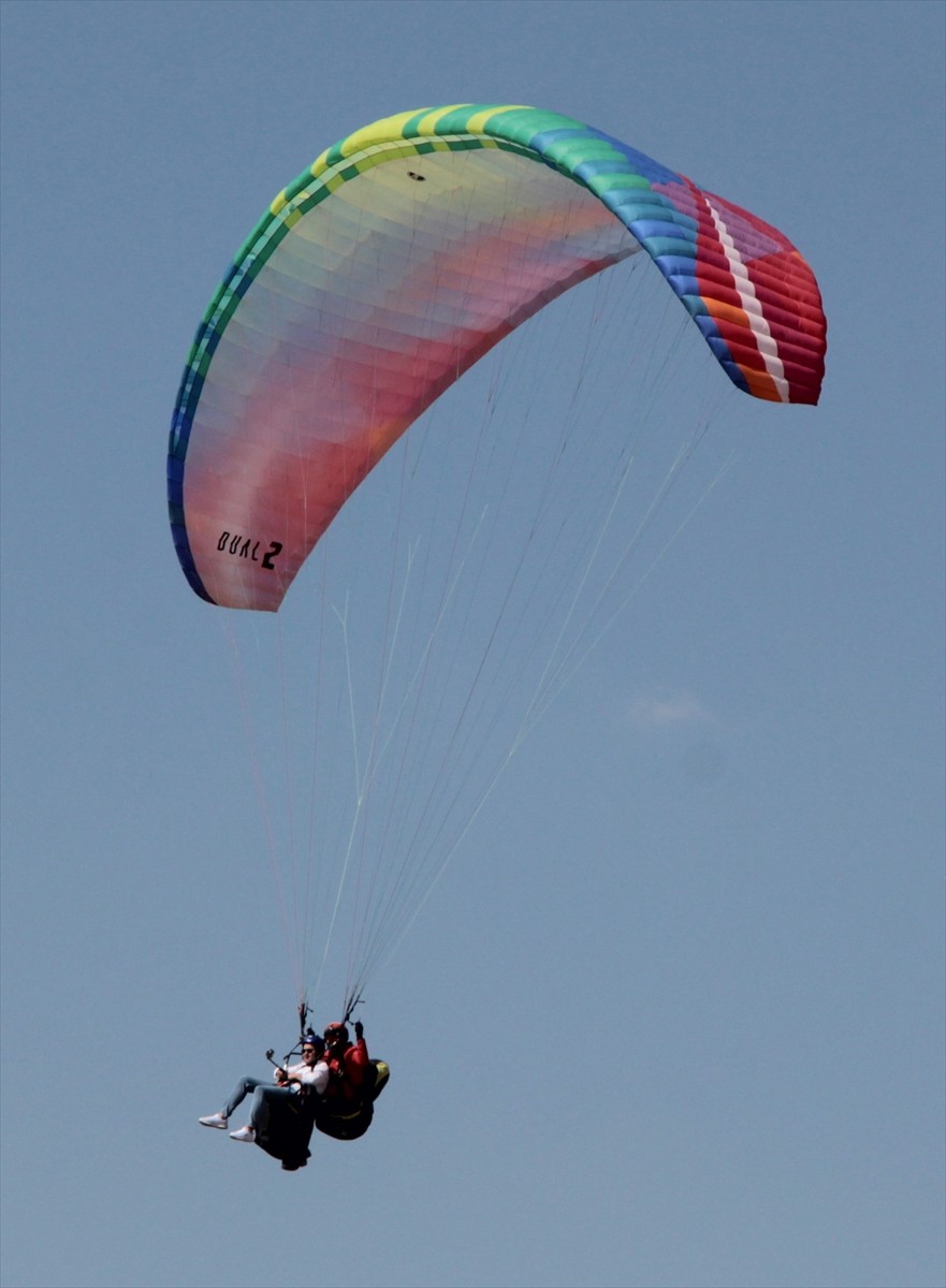 Ankara'nın Ayaş ilçesi, uygun koşulları sayesinde yamaç paraşütü tutkunlarını ağırlıyor. İlçedeki...