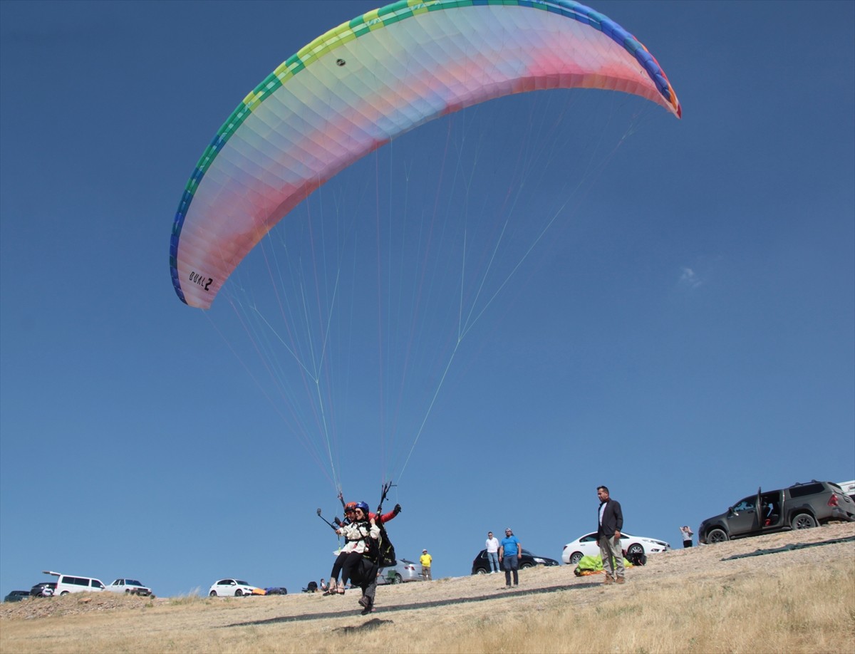 Ankara'nın Ayaş ilçesi, uygun koşulları sayesinde yamaç paraşütü tutkunlarını ağırlıyor. İlçedeki...