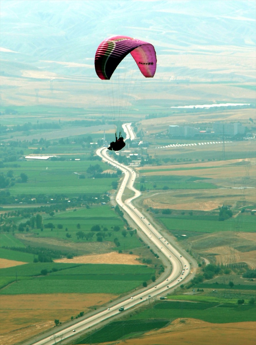 Ankara'nın Ayaş ilçesi, uygun koşulları sayesinde yamaç paraşütü tutkunlarını ağırlıyor. İlçedeki...